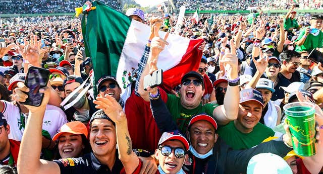 Cómo entender el fenómeno social que es Checo Pérez: «Es como los conciertos de Justin Bieber, lo tratan como a un santo»
