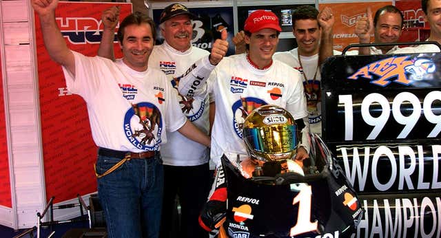 25 años del primer título de Álex Crivillé en 500 cc: «Con Doohan casi separaron los boxes, pusieron un muro con unas cajas»