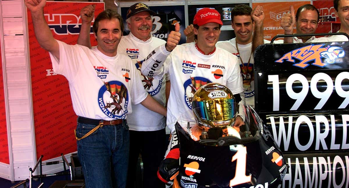 Alex Crivillé tras ganar el título de 500 cc.