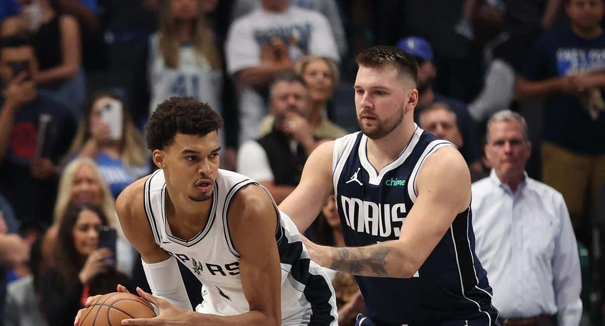 Luka Doncic defiende a Victor Wembanyama en el partido de esta madrugada. /AFP