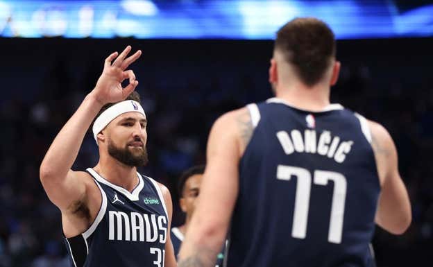 Klay Thompson, en su primer partido oficial con Doncic.  AFP
