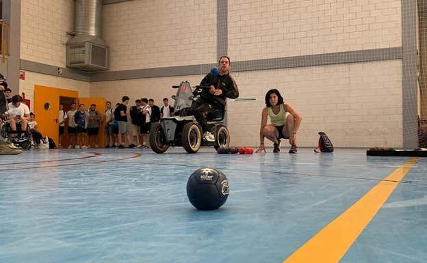 'El Langui', durante sus primeras clases de boccia en Elche. UMH
