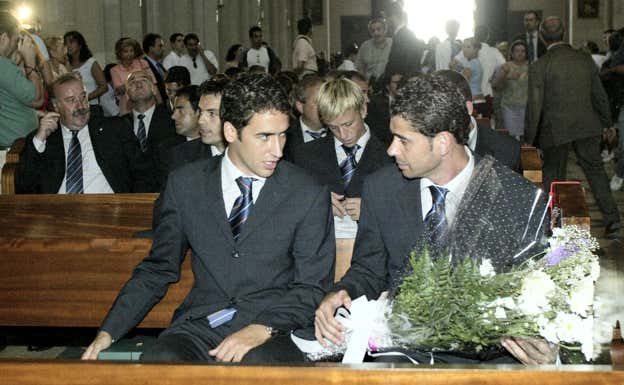 Raúl conversa con Hierro, serios, en las celebraciones de la Liga de 2003.