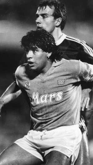 Flick y su marcaje a Maradona en la eliminatoria Bayern-Nápoles de la 88-89. GETTY