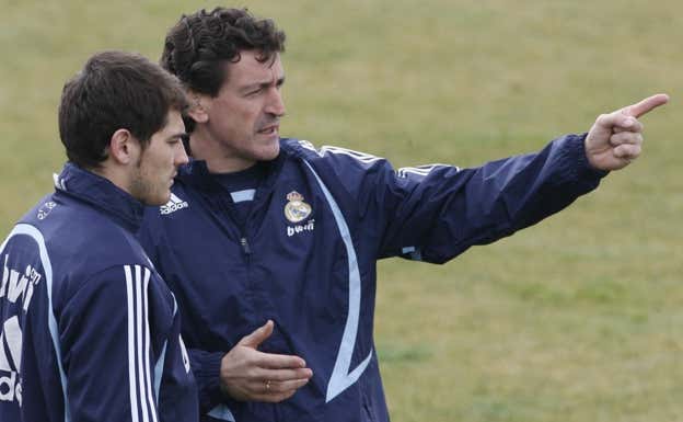 Pedro Jaro junto a Iker Casillas en su etapa de entrenador en el Real Madrid. EFE