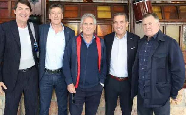 Agustín, Jaro, Santillana, Buyo y Camacho posan para Relevo. Salva Fenoll
