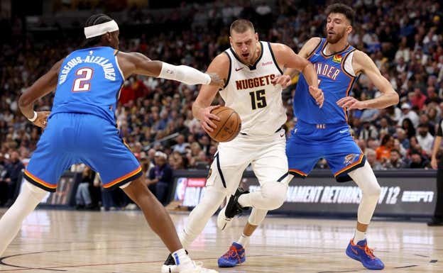 Jokic intenta penetrar ante la oposición de Gilgeous-Alexander  AFP