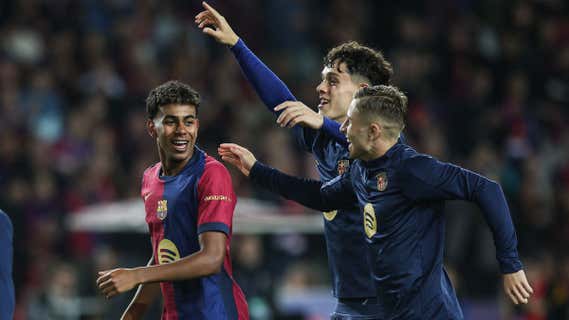 Lamine Yamal, Héctor Fort y Fermín López celebran la victoria contra el Bayern./AFP