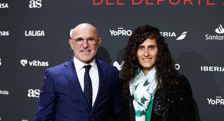 Luis de la Fuente y Montse Tomé posan en los XVII Premios AS del Deporte 2023 del pasado diciembre.