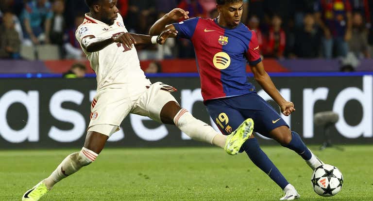 Lamine Yamal con sus botas en el partido contra el Bayern de Múnich.
