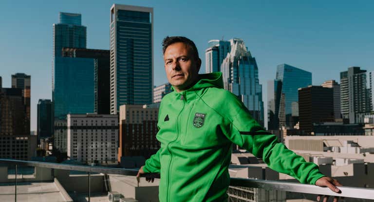 Nico Estévez posa como nuevo entrenador del Austin.