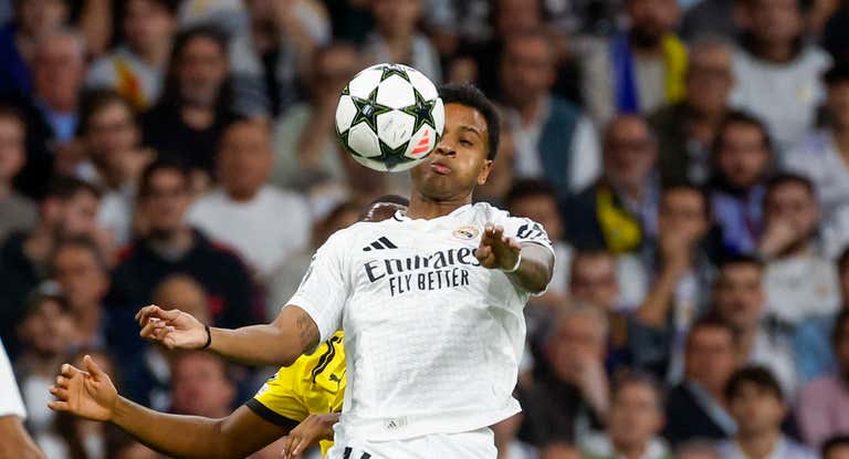 Rodrygo Goes controla un balón durante el Real Madrid - Borussia de Champions League.