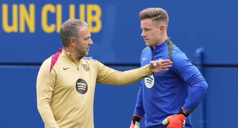 Ter Stegen conversa con Flick en un entrenamiento.