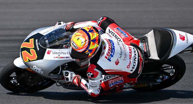 El japonés Furusato vuela por encima de Ortolá en los entrenamientos de Moto 3 en Tailandia