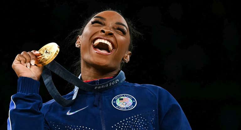 Simone Biles celebra una de las tres medallas de oro conquistadas en los Juegos de París.