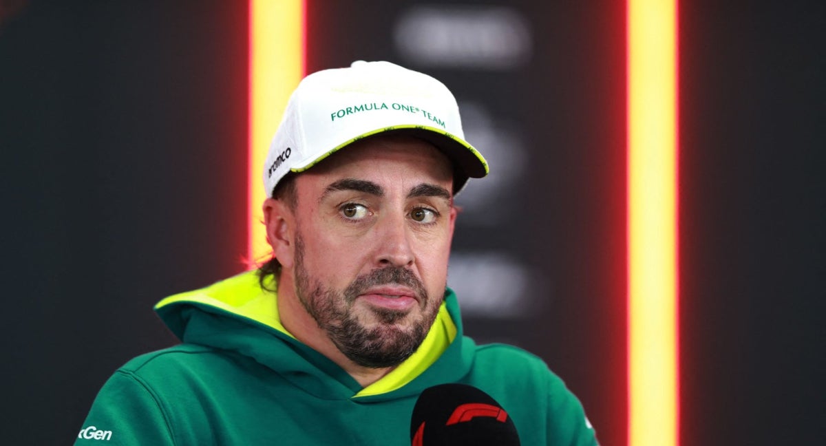 Fernando Alonso habla ante la prensa durante el Gran Premio de México.