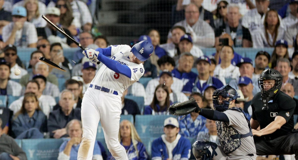 Freddie Freeman conecta un batazo para dar la victoria a los Dodgers.