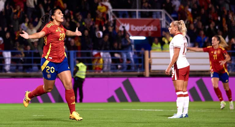 Cristina Martín-Prieto celebrando su gol ante Canadá.