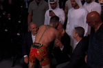 Topuria noquea a Holloway, se abraza con Sergio Ramos y... ¡besa la calva del rey emérito!
