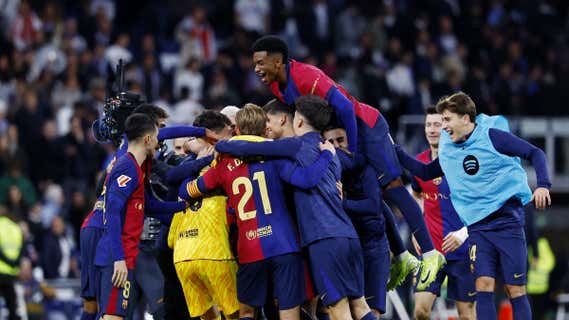 Los jugadores del Barça celebra la goleada al Madrid en el Bernabéu. /REUTERS
