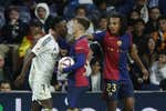 Los gestos del desastre del Real Madrid: el «tú siempre igual» de Vinicius y un Ancelotti enfadado con Flick y su staff