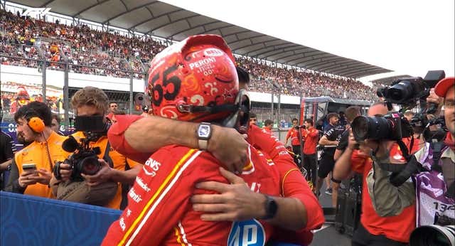 Lo que esconde la media sonrisa y el único abrazo que recibió Carlos Sainz tras su pole