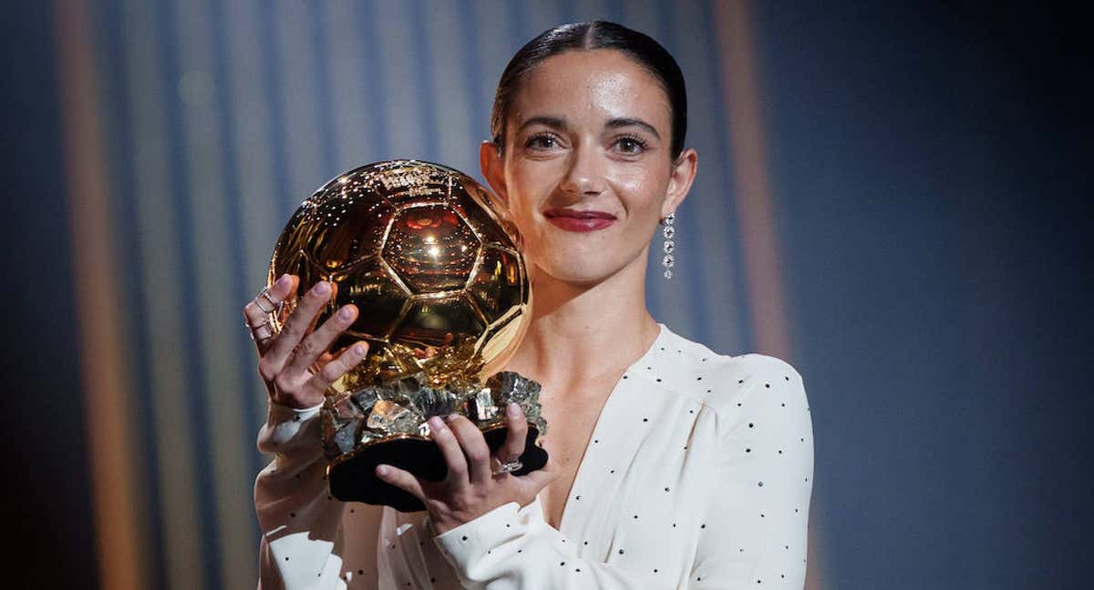 Aitana Bonmatí recoge su segundo Balón de Oro en la gala de 'France Football' en París.