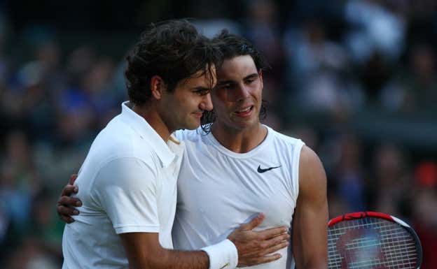 Nadal y Federer tras el partido de Wimbledon 2008. AFP