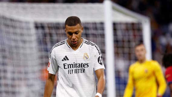 Mbappé, después de fallar un remate ante el Barça. /REUTERS