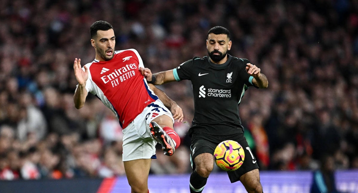 Mikel Merino y Mohamed Salah pugnan por un balón.