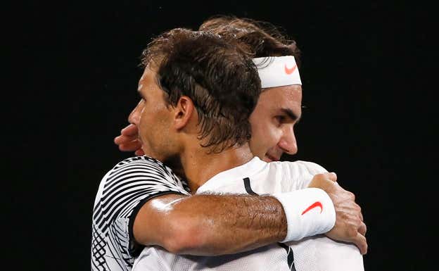 Nadal y Federer se saludan en la final. Reuters