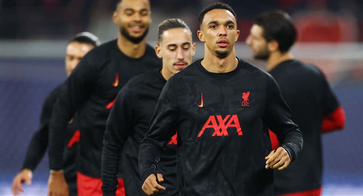 Alexander-Arnold entrena con el Liverpool.