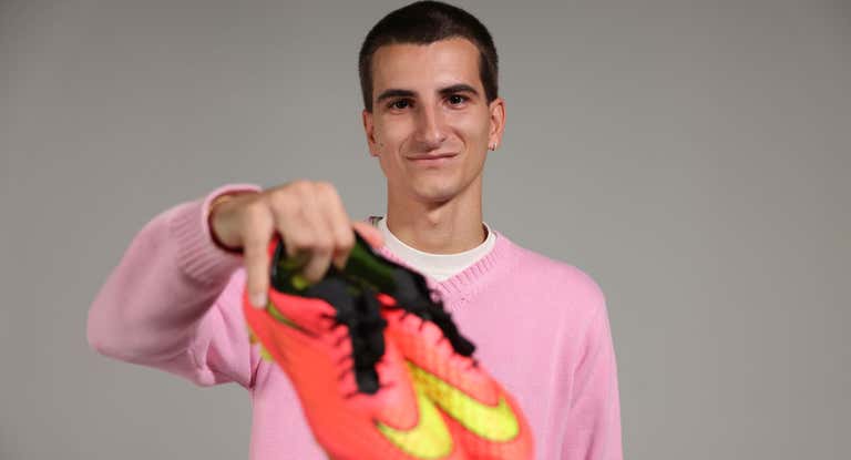 Gus (GSBoots) posa con unos de sus pares más exclusivos de botas durante su entrevista con Relevo.