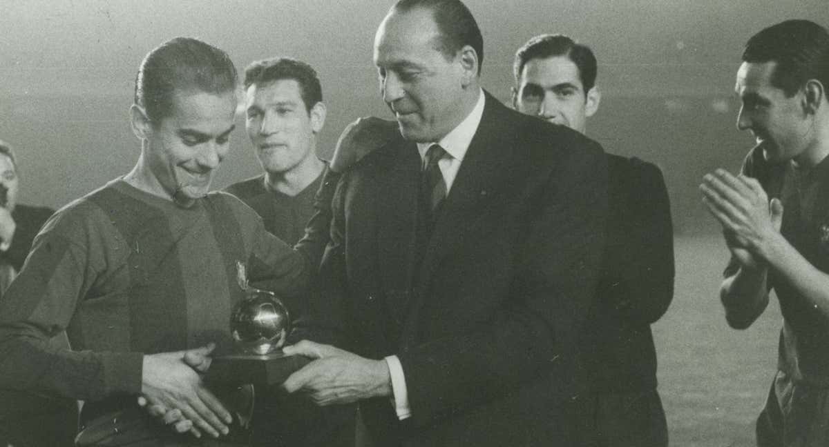 Luis Suárez recibe el Balón de Oro de la temporada 1960.