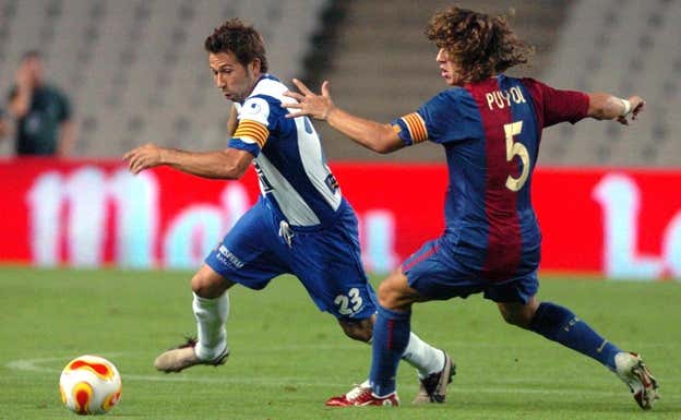 Tamudo y Puyol en una acción del derbi de 2006 en Montjuïc.  AGENCIAS
