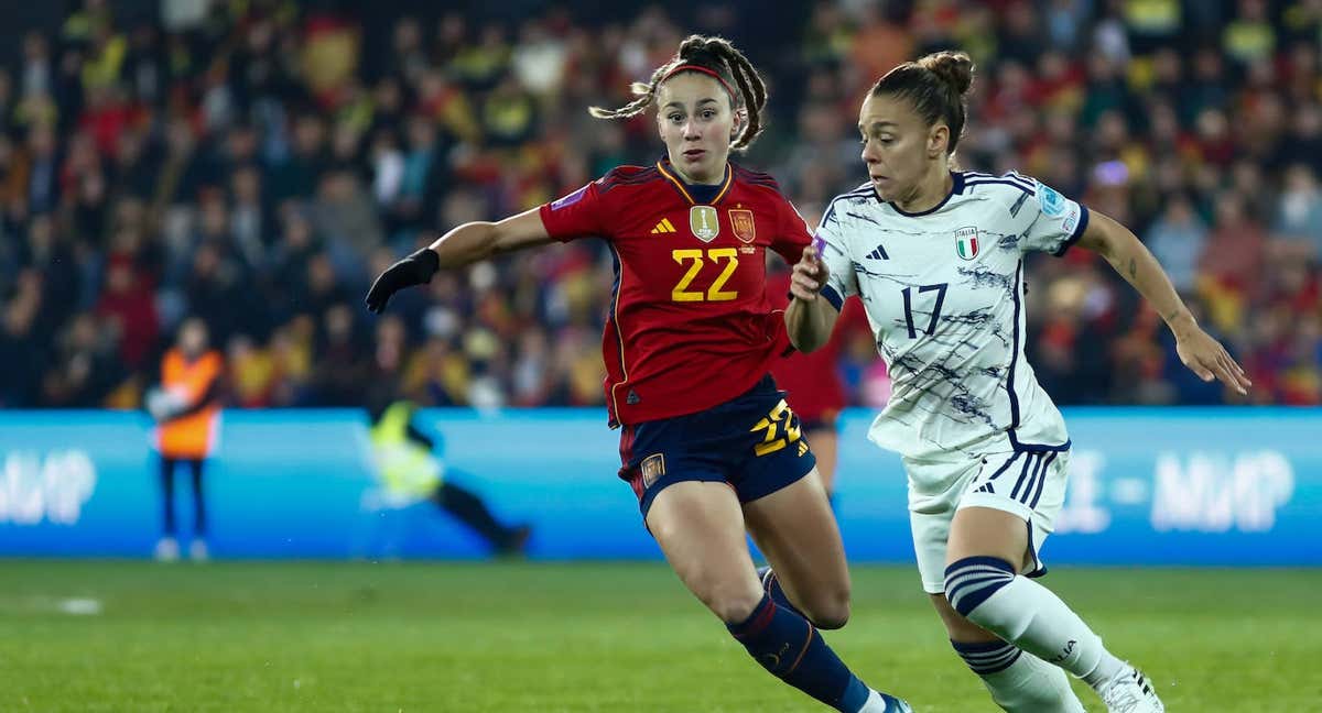 Athenea del Castillo lucha por un balón con Lisa Boattin en el último España - Italia disputado en Pasarón.