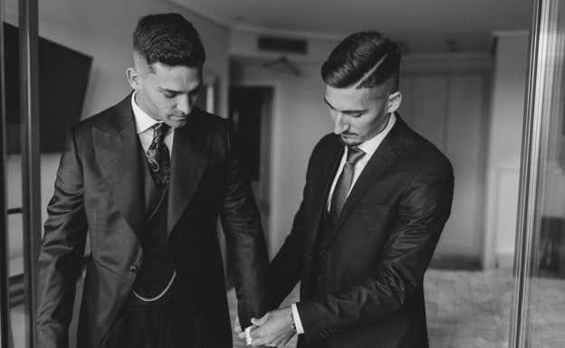 Hugo Duro y Adri el día de la boda de Hugo.  Relevo.
