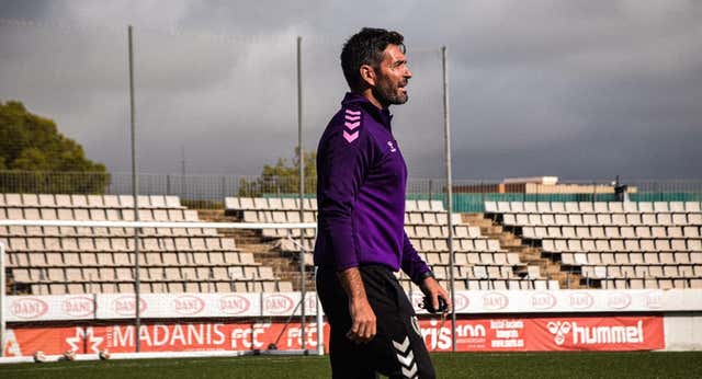 L’Hospitalet anuncia a su entrenador a tres horas del partido ante el Zaragoza… ¡y se sienta en el banquillo!