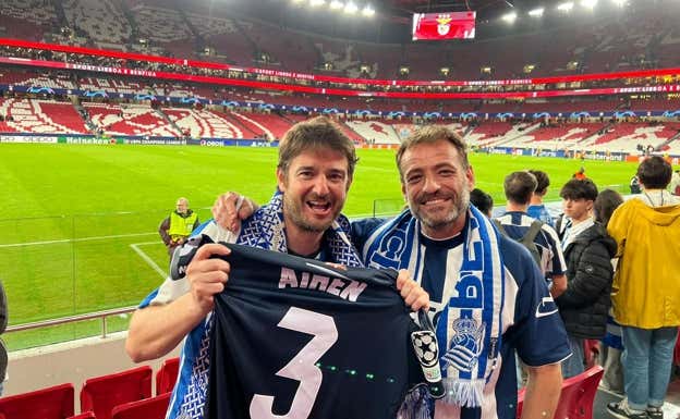Gorka Otoxoa luce con orgullo la camiseta de Aihen en el campo del Benfica.  Relevo