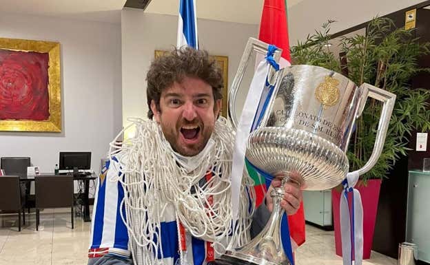 Gorka Otxoa, con la Copa del Rey ganada por la Real ante el Athletic Club.  Relevo