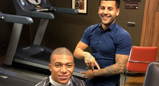 Ahmed Alsanawi, el peluquero de los cracks mundiales: «El corte de pelo de Cristiano y Messi no es ‘top’»