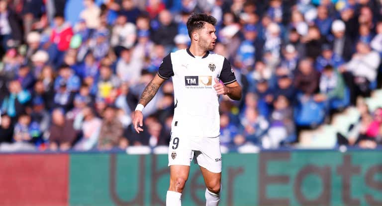 Hugo Duro en un partido con el Valencia.