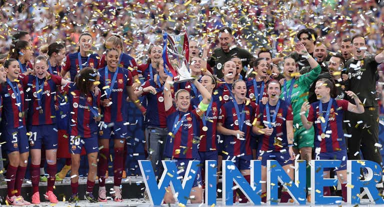 El Barça levanta la Champions Femenina en San Mamés.