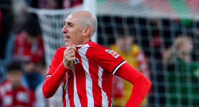 Sarabia acusa a Clemente de acoso y vuelven a la ‘guerra’ 40 años después: «Se le ha ido la olla»