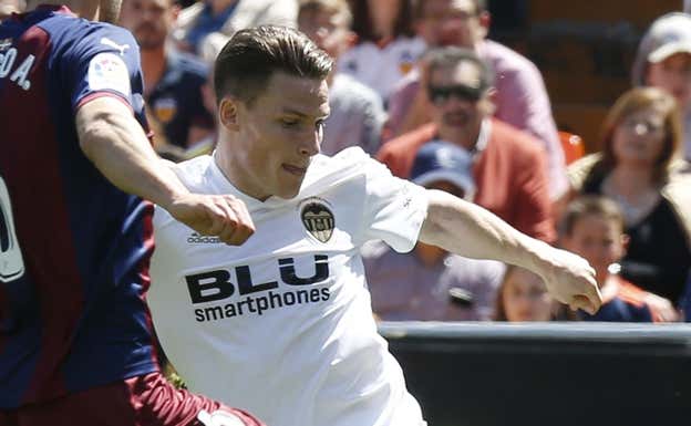 Camiseta del Valencia con el escudo del centenario en 2019. Jesús Signes