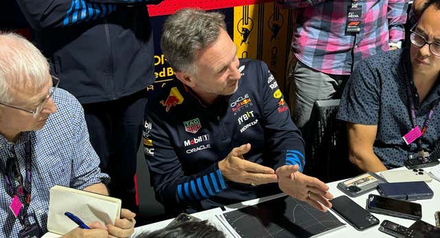 ‘En el barro’, con papeles en mano y entre una nube de periodistas… Christian Horner encarna al jefe ideal en Fórmula 1