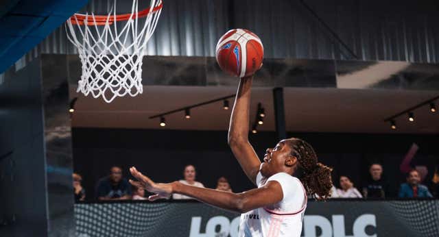 Dominique Malonga, la joven prodigio del baloncesto francés a la que comparan con Wembanyama pone Europa a sus pies con un mate