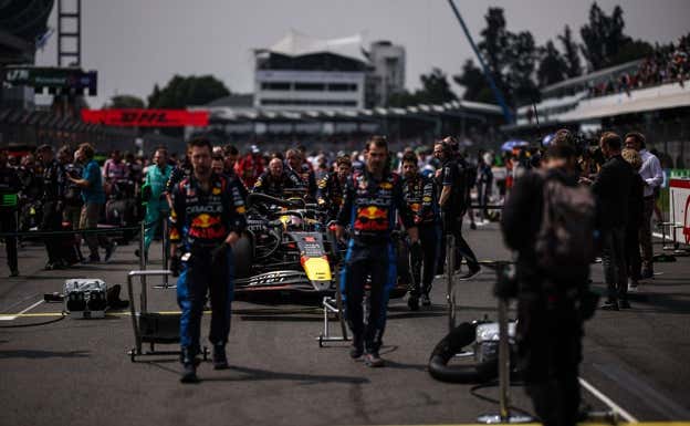 El equipo Red Bull con el monoplaza de Verstappen. AFP