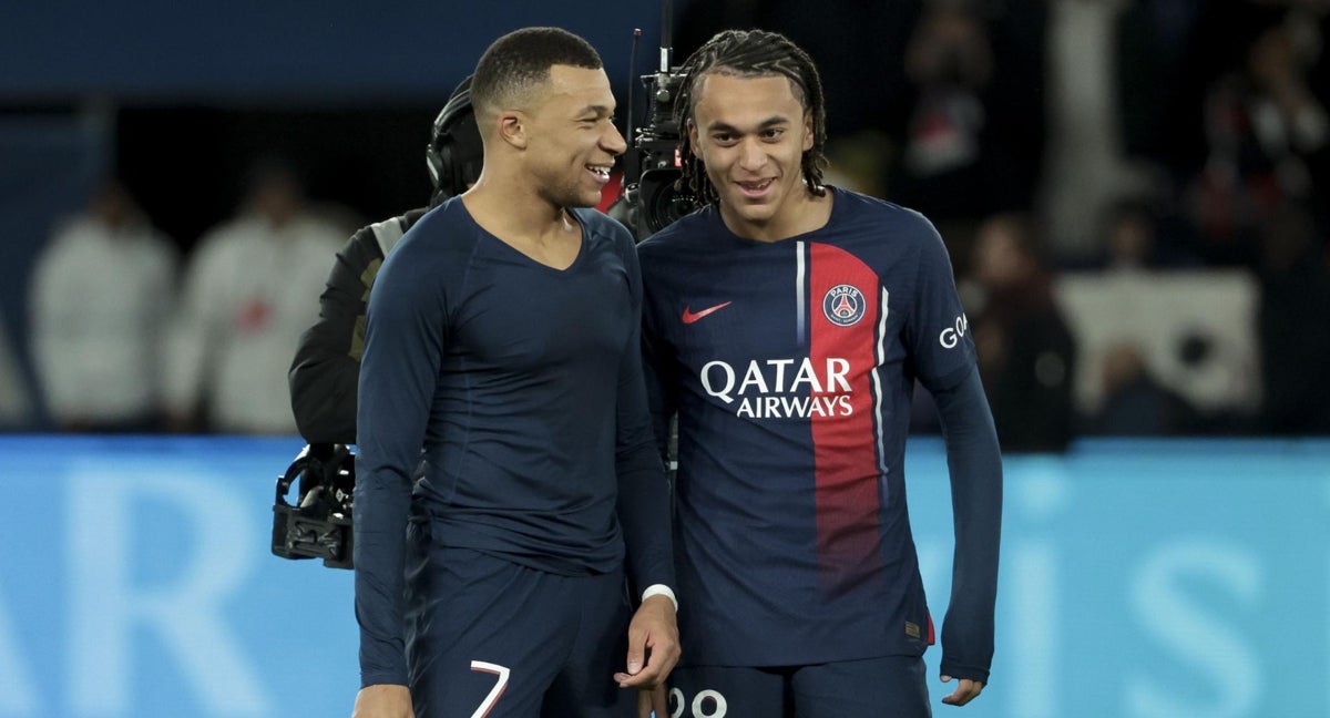 Kylian y Ethan Mbappé después de un partido del PSG.