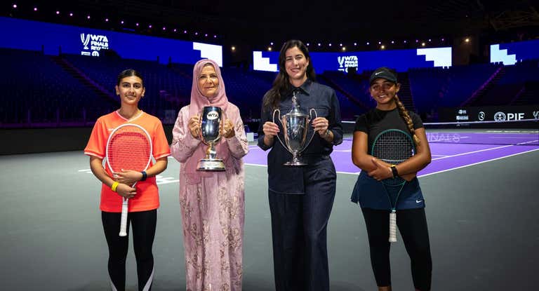 Garbiñe Muguruza posa junto a la presidenta de la federación saudí, Arij Mutabagani, y con la copa de las WTA Finals.
